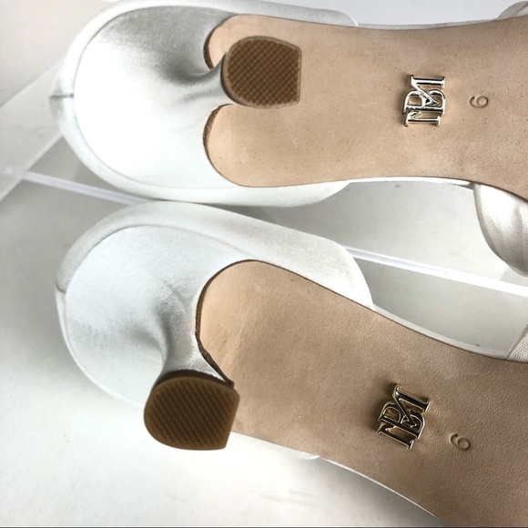 Badgley Mischka Festive Bow Kitten Heels Rhinestone Soft White Satin Pumps Sz 6 - Picture 10 of 10